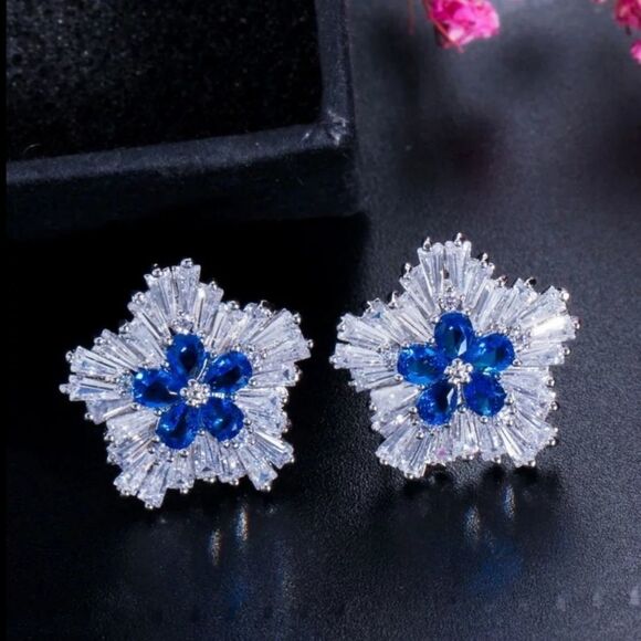 TRENDY White Flower Shaped Cubic Zirconia with Blue Crystal Earrings - Picture 2 of 5